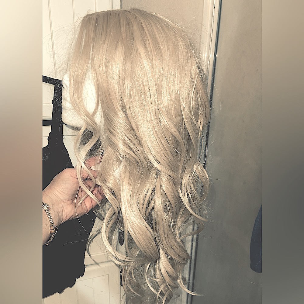 Fits up to a size 23 or 24, blonde synthetic wig (tried on once)